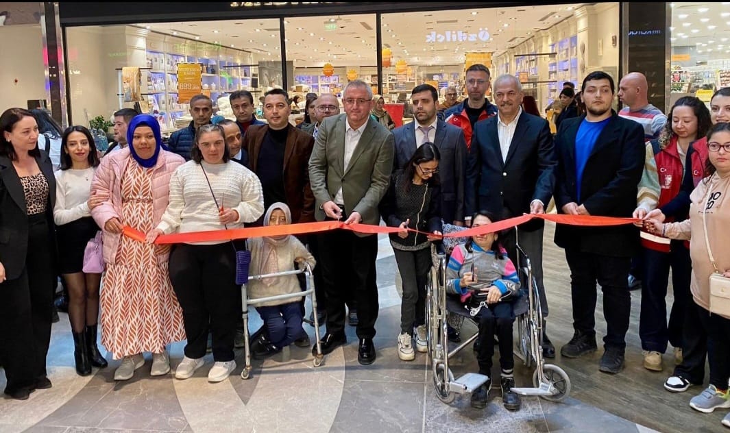 Kaymakamımız Muhammet Önder  "Dünya Engelliler Günü Resim Sergisi" açılışına katıldı.